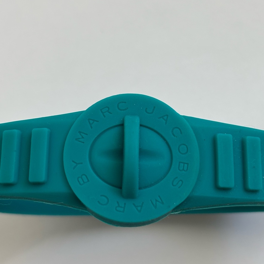Marc By Marc Jacobs Wintergreen Turnlock Silicone Rubber Bracelet NWT - Picture 4 of 10